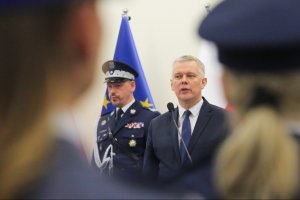 Minister Siemoniak: pracujemy nad wyższymi dodatkami mieszkaniowymi dla policjantów