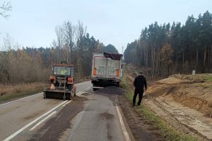 Z ciężarówki wysypał się rzepak. Utrudnienia na DK65