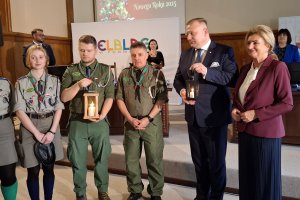 Harcerze przekazali władzom Elbląga Betlejemskie Światło Pokoju