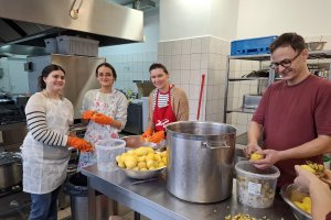 Trwają gorączkowe przygotowania. Kilkaset osób przyjdzie na Wigilię dla Ciebie