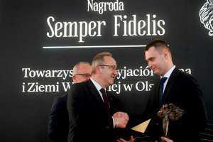 Towarzystwo Przyjaciół Wilna i Ziemi Wileńskiej w Olsztynie z nagrodą Semper Fidelis