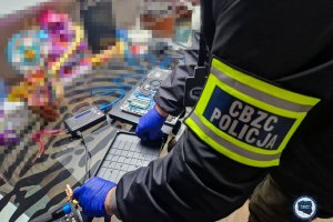 Oszukali ludzi na kilka milionów. Kierownictwo grupy cyberprzestępców zatrzymane