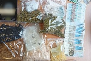 Miał w mieszkaniu duże ilości narkotyków. Usłyszał zarzuty