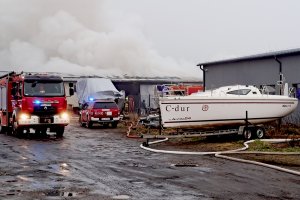 Pożar hali magazynowej w Iławie. W środku przechowywane były jachty i łodzie