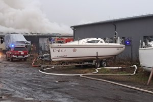 Pożar hali magazynowej w Iławie. Trwa akcja gaśnicza