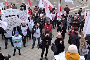 Przed urzędem wojewódzkim odbył się protest przeciwko edukacji zdrowotnej w szkołach