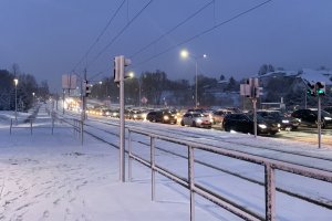 Na zachodzie śnieg, na wschodzie deszcz. Trudne warunki na drogach