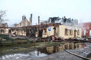 Pożar szkoły w Szkotowie. Z ogniem walczyło ponad 70 strażaków [ZDJĘCIA]