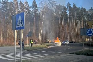 Pożar samochodu koło Bartąga. Są utrudnienia