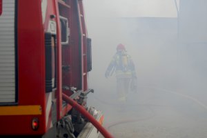 Pożar domu koło Pisza. Trwa akcja gaśnicza