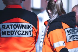 Śliska Sprawa o niebezpiecznej pracy ratowników medycznych i agresji pacjentów