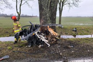 Braniewo. Auto roztrzaskało się na drzewie. Kierowca nie żyje