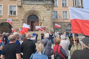 Protest zwolenników PiS pod ratuszem. Poseł Chojecki: to najgorszy rząd od 1989 r.