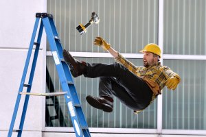 Tragiczne skutki lekceważenia BHP. Raport Okręgowego Inspektoratu Pracy