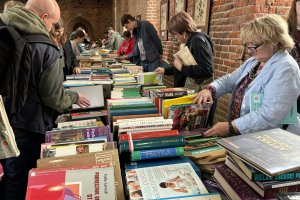 Tanie czytanie w Elblągu. Trwa kiermasz książek z wycofanego księgozbioru