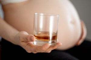Wyrok wydany przed urodzeniem. Dramatyczny bilans picia alkoholu w ciąży