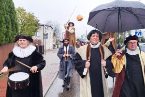 Kopernik znów w Lubawie. Barwny korowód przypomniał wizytę sprzed wieków