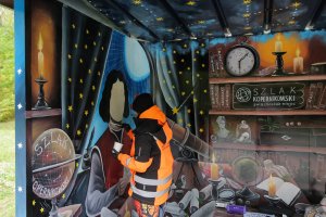 Kolorowe przystanki i szkolne korytarze. Gmina zatrudniła lokalną artystkę