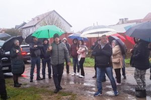 Mieszkańcy nie chcą kabli nad głowami. Inwestycji mówią 