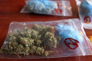 Policja zatrzymała ucznia z marihuaną. Chciał się 