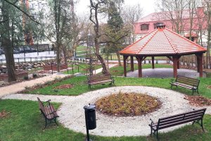 Nowa przestrzeń rekreacyjna przy pałacyku w Ełku już otwarta