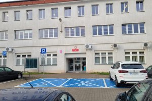 Długie kolejki po rejestrację aut w Olsztynie. Mieszkańcy czekają godzinami na obsługę