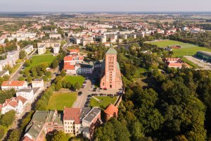 Herb na wieży bramnej. Braniewo podkreśla swoje historyczne korzenie