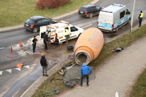 Niecodzienne zdarzenie na rondzie w Olsztynie. Betoniarka zgubiła bęben mieszający