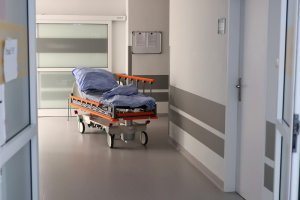 Opozycja ostrzega przed upadkiem szpitali. NFZ uspokaja