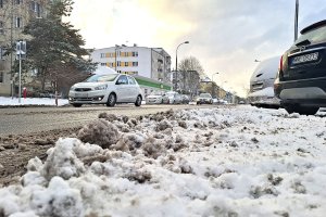 Śnieg, zawieje i zamiecie śnieżne. Bardzo trudne warunki na drogach