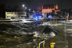 Woda z Zalewu Wiślanego wdziera się do Fromborka