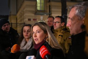 Atak zimy sparaliżował drogi i lotniska. Narada wojewodów z szefami MSWiA