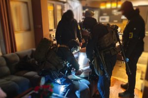 Udawali policjantów i napadli na cudzoziemców. Osiem osób zatrzymano