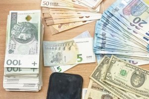 W Olsztynie zatrzymano „odbieraka” z workiem pełnym pieniędzy