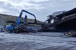 Rozpoczęła się rozbiórka spalonej hali sortowni w Elblągu