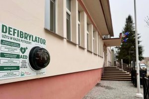 Nowy defibrylator na budynku urzędu. To drugie w gminie urządzenie ratujące życie