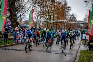 Ełk. Puchar Polski w kolarstwie przełajowym z wyjątkową, nocną rywalizacją