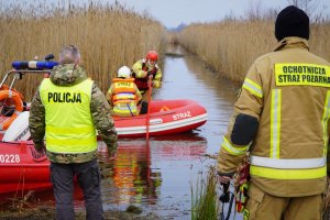 Trwają poszukiwania wędkarza na jeziorze Skomętno. Odnaleziono pustą łódkę i ubrania
