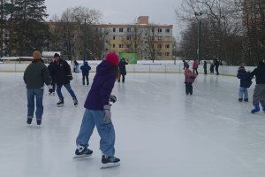 Nauka pod okiem ekspertów. Bezpłatne zajęcia na lodowisku
