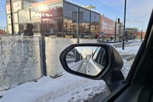Szklane bariery ograniczają widoczność. Kierowcy alarmują, miasto odpowiada