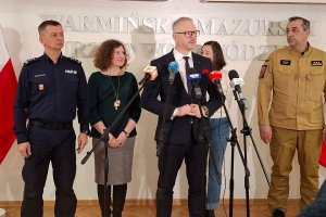 Mobilizacja służb przed feriami. Sanepid sprawdzi jedzenie, policja autokary