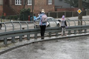 Deszcz i minusowe temperatury. Służby ostrzegają przed ślizgawicą