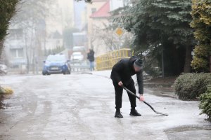 Upadek na oblodzonym chodniku. Od kogo domagać się odszkodowania?