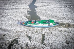 Zatory lodowe na Wiśle. Dodatkowe lodołamacze zabezpieczają Żuławy