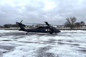 Śmigłowiec Black Hawk w akcji. Służby walczą ze skutkami zimy na kolei