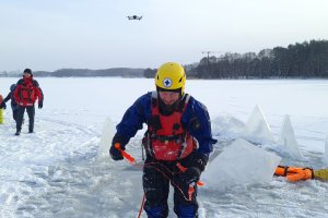 Nawet gruby lód może być niebezpieczny. WOPR pokazał, jak się ratować