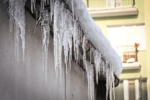 Śnieżna pułapka na dachach. Apel po zimowych opadach