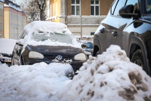Parkingowy paraliż w Olsztynie. Zmrożone bandy blokują miejsca
