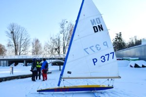 Bojer potrącił spacerowiczów na zamarzniętym jeziorze