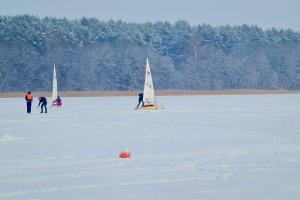 Żeglarstwo lodowe znów na Ukielu. Rozpoczęto pierwsze zimowe treningi